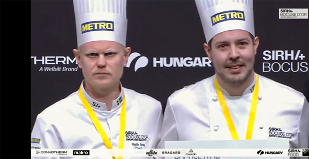 Martin Brag och Jimmi Eriksson i Team Sweden när de tog emot utmärkelsen Special prize Theme on platter.